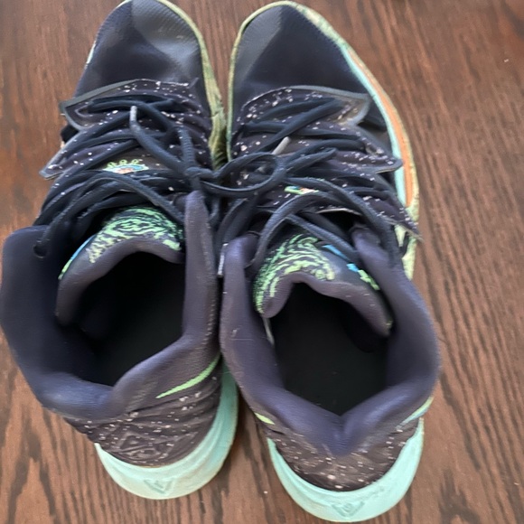 Kyrie Irving Nike basketball shoes with the ufo - Picture 2 of 4